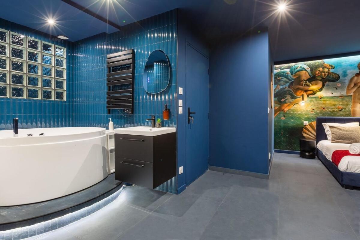 Arc De Triomphe Romantic Jacuzzi Saphir * Parijs